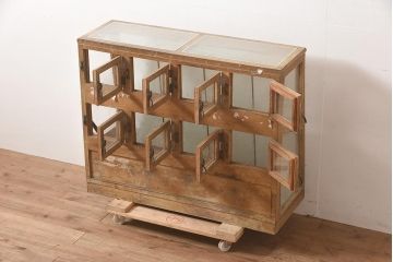 アンティーク家具　昭和中期　ナラ材　味のある風合いが魅力のレトロなガラスケース(ショーケース、陳列棚、マス目)(R-044067)