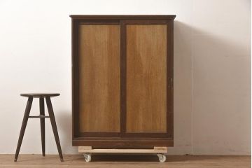 レトロ家具　昭和中期　シンプルなデザインの木製キャビネット(収納棚、戸棚、下駄箱)(R-044070)