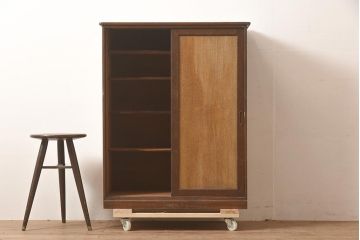 レトロ家具　昭和中期　シンプルなデザインの木製キャビネット(収納棚、戸棚、下駄箱)(R-044070)