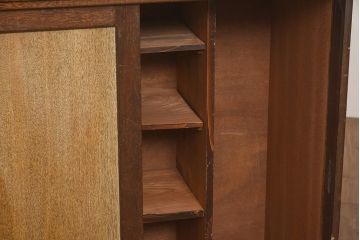 レトロ家具　昭和中期　シンプルなデザインの木製キャビネット(収納棚、戸棚、下駄箱)(R-044070)