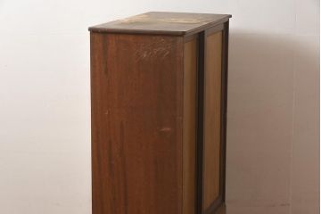 レトロ家具　昭和中期　シンプルなデザインの木製キャビネット(収納棚、戸棚、下駄箱)(R-044070)