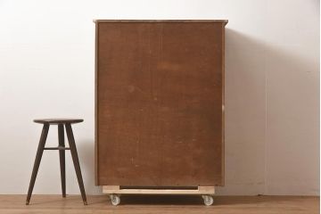 レトロ家具　昭和中期　シンプルなデザインの木製キャビネット(収納棚、戸棚、下駄箱)(R-044070)