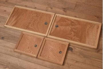 ビンテージ家具　昭和中期　三方ケヤキ材　上品な雰囲気醸し出す茶箪笥(茶棚、飾り棚、戸棚、キャビネット)(R-044072)