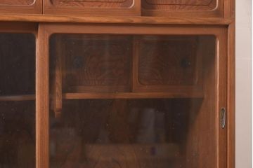 ビンテージ家具　昭和中期　三方ケヤキ材　上品な雰囲気醸し出す茶箪笥(茶棚、飾り棚、戸棚、キャビネット)(R-044072)
