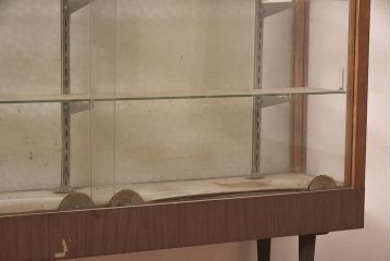 アンティーク家具　和製アンティーク　昭和中期　味のある風合いが魅力のレトロなガラスケース(ショーケース、陳列棚)(R-044075)