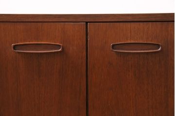 ヴィンテージ家具　北欧ビンテージ　チーク材　リメイク　木のぬくもり感じるローボード(収納棚、テレビボード、テレビ台)(R-044076)