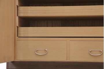 中古　伝統工芸品　長谷川進之介　衣装盆付き　牡丹図の前飾りが素敵な重ね加茂総桐箪笥(総桐たんす、和タンス、衣装箪笥、着物箪笥)(定価約120万円)(R-044122)