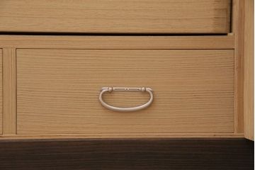 中古　伝統工芸品　長谷川進之介　衣装盆付き　牡丹図の前飾りが素敵な重ね加茂総桐箪笥(総桐たんす、和タンス、衣装箪笥、着物箪笥)(定価約120万円)(R-044122)