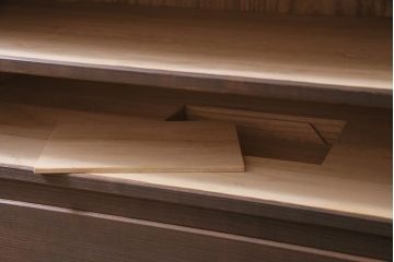 中古　伝統工芸品　長谷川進之介　衣装盆付き　牡丹図の前飾りが素敵な重ね加茂総桐箪笥(総桐たんす、和タンス、衣装箪笥、着物箪笥)(定価約120万円)(R-044122)