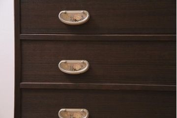 中古　伝統工芸品　長谷川進之介　衣装盆付き　牡丹図の前飾りが素敵な重ね加茂総桐箪笥(総桐たんす、和タンス、衣装箪笥、着物箪笥)(定価約120万円)(R-044122)