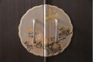 中古　伝統工芸品　長谷川進之介　衣装盆付き　牡丹図の前飾りが素敵な重ね加茂総桐箪笥(総桐たんす、和タンス、衣装箪笥、着物箪笥)(定価約120万円)(R-044122)