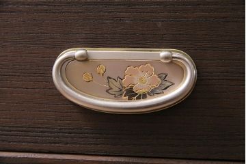 中古　伝統工芸品　長谷川進之介　衣装盆付き　牡丹図の前飾りが素敵な重ね加茂総桐箪笥(総桐たんす、和タンス、衣装箪笥、着物箪笥)(定価約120万円)(R-044122)