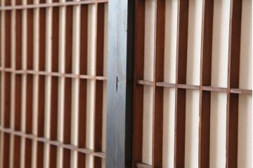 アンティーク建具　和製アンティーク　腰板ケヤキ　漆塗り　上手物　和の風情漂う格子入り障子戸4枚セット(建具、引き戸)(R-044142)