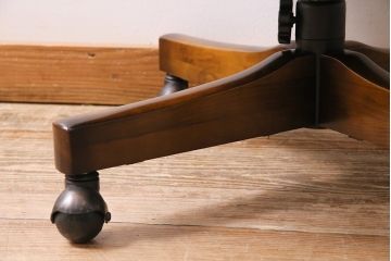 中古　オールドカリモク(karimoku)　和洋折衷のお部屋にも合うレトロな回転椅子(デスクチェア、アームチェア、イス)(R-044156)