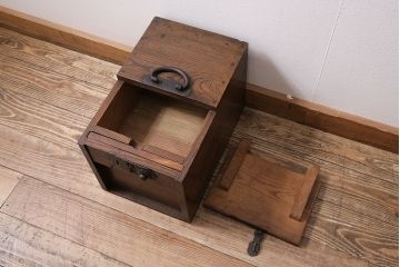 アンティーク雑貨　古民具・骨董　明治期　総ケヤキ材　引き出し付き　凝ったつくりが魅力的な銭箱(銭函)(R-044174)