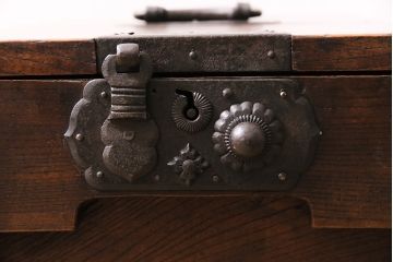 アンティーク雑貨　古民具・骨董　明治期　総ケヤキ材　引き出し付き　凝ったつくりが魅力的な銭箱(銭函)(R-044174)
