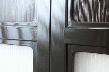 アンティーク建具　最高級　石川県産　総漆塗り　浮造り仕上げ　上品な佇まいが魅力的なガラス戸2枚セット(引き戸、建具)(R-044206)
