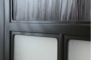 アンティーク建具　最高級　石川県産　総漆塗り　浮造り仕上げ　上品な佇まいが魅力的なガラス戸2枚セット(引き戸、建具)(R-044207)