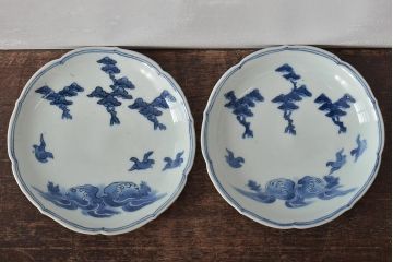 古民具・骨董　江戸期　古伊万里　藍九谷　松と鴎　変形皿2枚(中皿、和食器)(R-044225)
