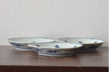 古民具・骨董　江戸期　古伊万里　藍九谷　松と鴎　変形皿3枚(中皿、和食器)(R-044226)