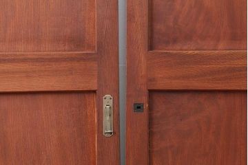 アンティーク建具　大正昭和初期　総ケヤキ材一枚板!　漆塗り　力強い杢目が魅力の板戸2枚セット(帯戸、引き戸、建具)(R-044236)