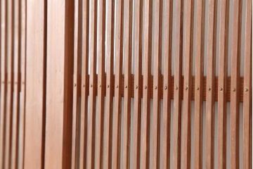 ビンテージ建具　昭和中期　腰板ケヤキ材　品のある佇まいのガラス入り格子戸4枚セット(引き戸、建具)(R-044239)