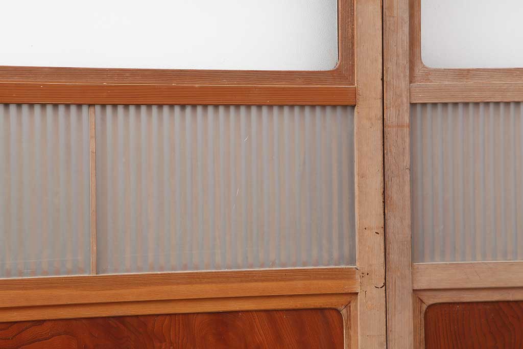 ビンテージ建具　昭和中期　腰板ケヤキ材　品のある佇まいのガラス入り格子戸4枚セット(引き戸、建具)(R-044239)