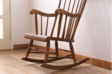 ヴィンテージ家具　ホワイトオーク材　飛騨産業　キツツキマーク　木のぬくもり溢れるロッキングチェア(アームチェア、ビンテージ)(R-044245)