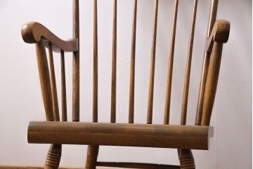 ヴィンテージ家具　ホワイトオーク材　飛騨産業　キツツキマーク　木のぬくもり溢れるロッキングチェア(アームチェア、ビンテージ)(R-044245)