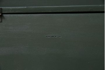 アンティーク家具　ペイント家具　モールガラス入り　レトロな雰囲気が魅力的なパタパタ扉の収納棚(戸棚、キャビネット)(R-044251)