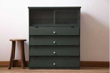 アンティーク家具　ペイント家具　モールガラス入り　レトロな雰囲気が魅力的なパタパタ扉の収納棚(戸棚、キャビネット)(R-044251)