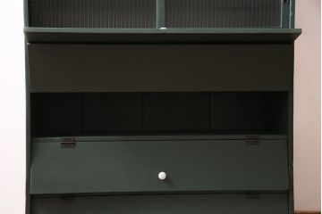 アンティーク家具　ペイント家具　モールガラス入り　レトロな雰囲気が魅力的なパタパタ扉の収納棚(戸棚、キャビネット)(R-044251)