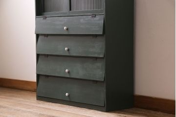 アンティーク家具　ペイント家具　モールガラス入り　レトロな雰囲気が魅力的なパタパタ扉の収納棚(戸棚、キャビネット)(R-044251)