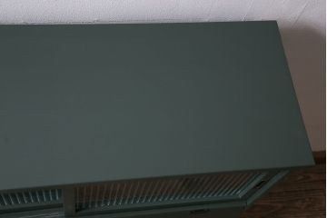 アンティーク家具　ペイント家具　モールガラス入り　レトロな雰囲気が魅力的なパタパタ扉の収納棚(戸棚、キャビネット)(R-044251)