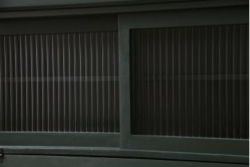 アンティーク家具　ペイント家具　モールガラス入り　レトロな雰囲気が魅力的なパタパタ扉の収納棚(戸棚、キャビネット)(R-044251)