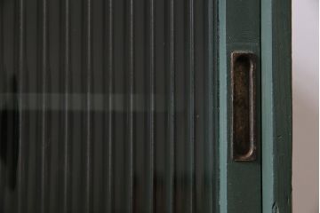 アンティーク家具　ペイント家具　モールガラス入り　レトロな雰囲気が魅力的なパタパタ扉の収納棚(戸棚、キャビネット)(R-044251)