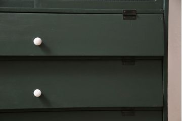 アンティーク家具　ペイント家具　モールガラス入り　レトロな雰囲気が魅力的なパタパタ扉の収納棚(戸棚、キャビネット)(R-044251)
