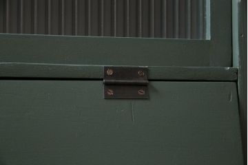 アンティーク家具　ペイント家具　モールガラス入り　レトロな雰囲気が魅力的なパタパタ扉の収納棚(戸棚、キャビネット)(R-044251)