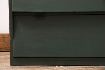 アンティーク家具　ペイント家具　モールガラス入り　レトロな雰囲気が魅力的なパタパタ扉の収納棚(戸棚、キャビネット)(R-044251)