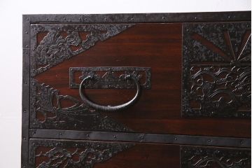 アンティーク家具　明治期　極上美品!　漆塗り　上手物　前面中桐材　透かし金具が繊細で存在感溢れる重ね佐渡箪笥(八幡箪笥、衣装箪笥、引き出し、桐箪笥、桐たんす)(R-044263)