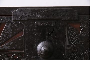 アンティーク家具　明治期　極上美品!　漆塗り　上手物　前面中桐材　透かし金具が繊細で存在感溢れる重ね佐渡箪笥(八幡箪笥、衣装箪笥、引き出し、桐箪笥、桐たんす)(R-044263)