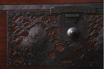 アンティーク家具　明治期　極上美品!　漆塗り　上手物　前面中桐材　透かし金具が繊細で存在感溢れる重ね佐渡箪笥(八幡箪笥、衣装箪笥、引き出し、桐箪笥、桐たんす)(R-044263)
