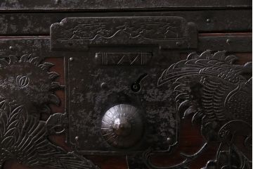 アンティーク家具　明治期　極上美品!　漆塗り　上手物　前面中桐材　透かし金具が繊細で存在感溢れる重ね佐渡箪笥(八幡箪笥、衣装箪笥、引き出し、桐箪笥、桐たんす)(R-044263)