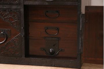 アンティーク家具　明治期　極上美品!　漆塗り　上手物　前面中桐材　透かし金具が繊細で存在感溢れる重ね佐渡箪笥(八幡箪笥、衣装箪笥、引き出し、桐箪笥、桐たんす)(R-044263)