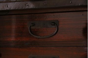 アンティーク家具　明治期　極上美品!　漆塗り　上手物　前面中桐材　透かし金具が繊細で存在感溢れる重ね佐渡箪笥(八幡箪笥、衣装箪笥、引き出し、桐箪笥、桐たんす)(R-044263)