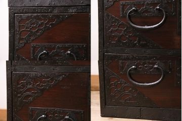 アンティーク家具　明治期　極上美品!　漆塗り　上手物　前面中桐材　透かし金具が繊細で存在感溢れる重ね佐渡箪笥(八幡箪笥、衣装箪笥、引き出し、桐箪笥、桐たんす)(R-044263)