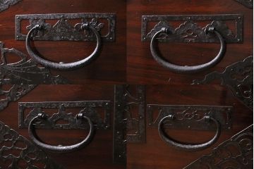 アンティーク家具　明治期　極上美品!　漆塗り　上手物　前面中桐材　透かし金具が繊細で存在感溢れる重ね佐渡箪笥(八幡箪笥、衣装箪笥、引き出し、桐箪笥、桐たんす)(R-044263)