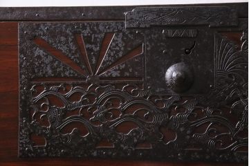 アンティーク家具　明治期　極上美品!　漆塗り　上手物　前面中桐材　透かし金具が繊細で存在感溢れる重ね佐渡箪笥(八幡箪笥、衣装箪笥、引き出し、桐箪笥、桐たんす)(R-044263)