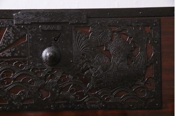 アンティーク家具　明治期　極上美品!　漆塗り　上手物　前面中桐材　透かし金具が繊細で存在感溢れる重ね佐渡箪笥(八幡箪笥、衣装箪笥、引き出し、桐箪笥、桐たんす)(R-044263)