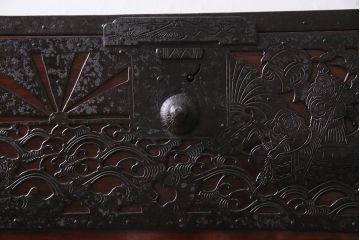 アンティーク家具　明治期　極上美品!　漆塗り　上手物　前面中桐材　透かし金具が繊細で存在感溢れる重ね佐渡箪笥(八幡箪笥、衣装箪笥、引き出し、桐箪笥、桐たんす)(R-044263)